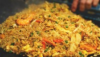 Nasi goreng dari Indonesia termasuk ke dalam daftar makanan yang wajib dicoba minimal seumur hidup sekali. Foto: Site/Demilked
