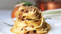 Italia terkenal dengan ragam pastanya. Salah satunya menu Ragu Alla Bolognese yang klasik tapi digemari sampai sekarang.  Foto: Site/Demilked