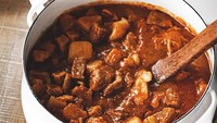 Gulai daging ala Hungaria ini namanya Goulash. Isinya ada daging sapi, babi atau kambing dengan sayuran dan rempah. Foto: Site/Demilked