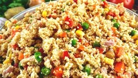 Lalu di negara Algeria ada Couscous, mirip seperti nasi goreng, menu ini menggunakan Semolina dengan sayuran tumis. Foto: Site/Demilked