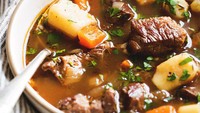 Terakhir ada Irlandia yang ikonik dengan menu ‘Irish Stew’. Sup daging ini biasanya menggunakan daging domba atau kambing dengan sayuran.  Foto: Site/Demilked