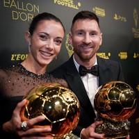 Sedangkan tahun lalu, wanita tersebut memenangkan Ballon dOr bersama Lionel Messi. Tahun ini, kedua pemain bola tersebut kembali pernah sama-sama meraih penghargaan dalam Laureus World Sports Awards. Foto: Instagram @aitanabonmati_17