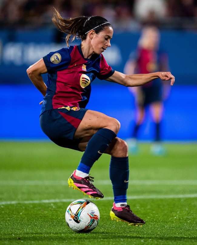 Dalam pidatonya, wanita tersebut berterima kasih kepada rekan-rekannya atas kemenangan itu. “Aku sangat berterima kasih bisa kembali ke sini dan memenangkan penghargaan ini lagi. Ini bukan prestasi individu. Aku punya banyak keberuntungan untuk bermain dengan pemain-pemain hebat setiap hari. Itu karena mereka aku menjadi pemain terbaik,” kata Aitana. Foto: Instagram @aitanabonmati_17