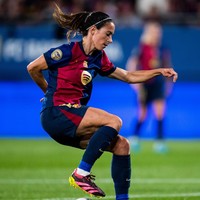 Dalam pidatonya, wanita tersebut berterima kasih kepada rekan-rekannya atas kemenangan itu. “Aku sangat berterima kasih bisa kembali ke sini dan memenangkan penghargaan ini lagi. Ini bukan prestasi individu. Aku punya banyak keberuntungan untuk bermain dengan pemain-pemain hebat setiap hari. Itu karena mereka aku menjadi pemain terbaik,” kata Aitana. Foto: Instagram @aitanabonmati_17