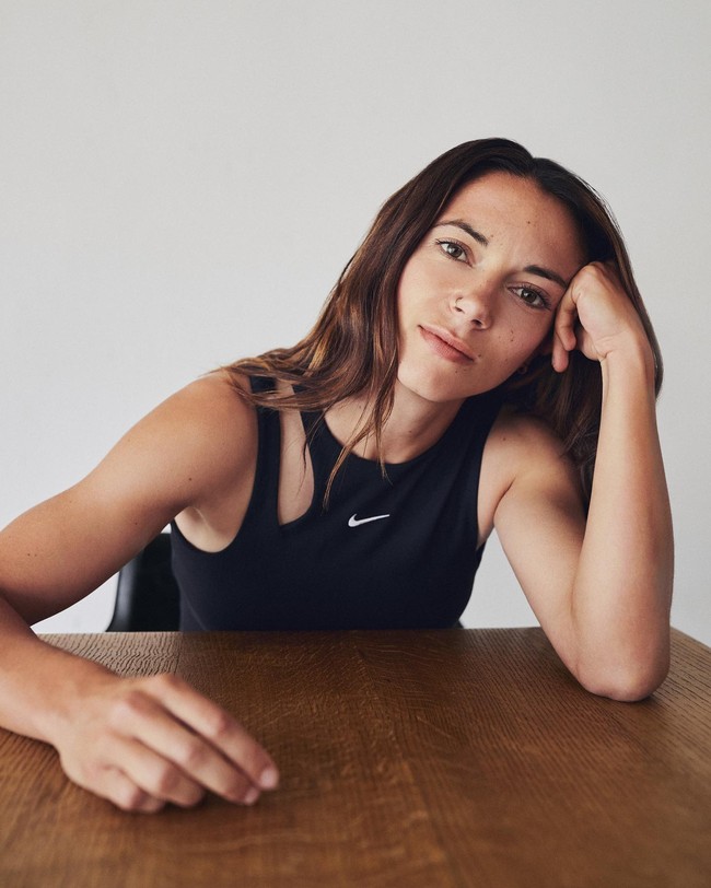 Aitana Bonmati menyukai olahraga sejak kecil. Awalnya bermain basket, ia mulai tertarik main bola di usia tujuh tahun. Ia pun mengaku sudah suka menonton pertandingan Barcelona di bar dan bermain dengan tim bola lelaki sebelum akhirnya bergabung dengan tim putri di usia 13 tahun.Foto: Instagram @aitanabonmati_17