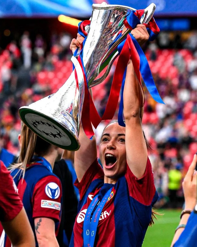 Aitana Bonmati adalah bintang klub wanita Barcelona yang juga pemain timnas Spanyol. Wanita 26 tahun tersebut semakin bersinar setelah membawa Barcelona dan Spanyol menjuarai berbagai laga, seperti Liga Champions, Liga Femina, Copa de la Peina, Supercopa juga Liga Negara UEFA. Foto: Instagram @aitanabonmati_17