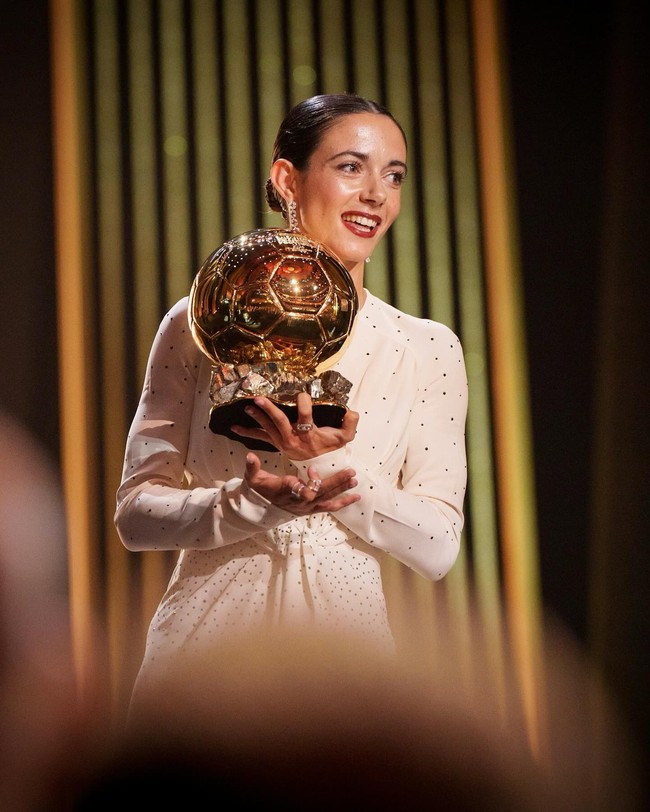 Aitana Bonmati meraih Ballon dOr Feminin 2024 yang juga diterimanya tahun lalu. Penghargaan tersebut menambah daftar panjang prestasi Bonmati sebagai pemain bola. Foto: Instagram @aitanabonmati_17