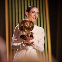 Aitana Bonmati meraih Ballon dOr Feminin 2024 yang juga diterimanya tahun lalu. Penghargaan tersebut menambah daftar panjang prestasi Bonmati sebagai pemain bola. Foto: Instagram @aitanabonmati_17