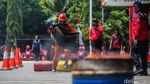 Aksi Relawan Kebakaran Latihan Jinakkan Api