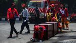 Aksi Relawan Kebakaran Latihan Jinakkan Api