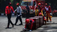 Para relawan juga berlatih melewati rintangan.