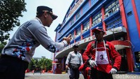 Petugas Gulkarmat sesekali berteriak memandu para relawan untuk menyelesaikan rintangan.