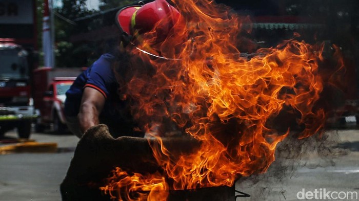 Aksi Relawan Kebakaran Latihan Jinakkan Api Sejumlah relawan pemadam kebakaran (Redkar) berlatih memadamkan api di Sudin Penanggulangan Kebakaran dan Penyelamatan Jakarta Utara, Selasa (29/10/2024).