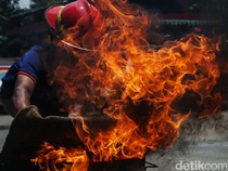 Aksi Relawan Kebakaran Latihan Jinakkan Api