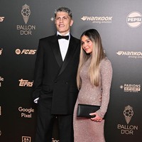 Pemain Manchester United Alejandro Garnacho yang masuk nominasi untuk meraih Kopa Trophy di Ballon d’Or hadir bersama kekasihnya Eva Garcia. Wanita yang baru melahirkan anak dari hubungannya dengan Garnacho itu tampil dengan gaun sequin lengan panjang. Foto: Corbis via Getty Images/Stephane Cardinale - Corbis