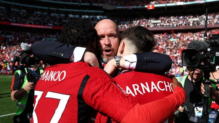 LONDON, ENGLAND - MAY 25: Erik ten Hag, Manager of Manchester United, celebrates with Kobbie Mainoo and Alejandro Garnacho of Manchester United after the teams victory in the Emirates FA Cup Final match between Manchester City and Manchester United at Wembley Stadium on May 25, 2024 in London, England. (Photo by Eddie Keogh - The FA/The FA via Getty Images)