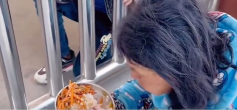 Anak laki-laki makan makanan sisa demi berikan makan siang gratis miliknya ke ibu yang disabilitas.