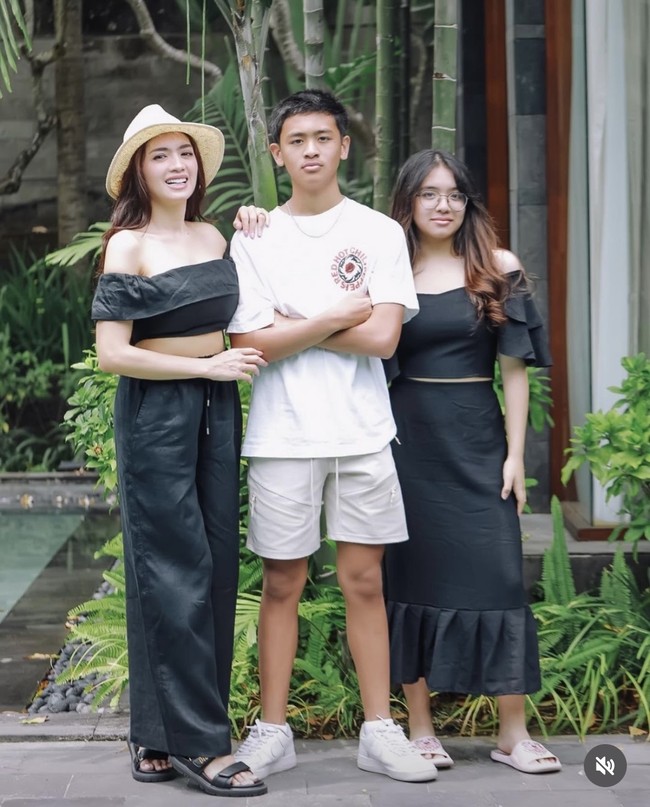Penampilan Angel dan kedua anaknya itu pun kini terlihat makin bak kakak-adik. Diketahui saat ini Angel sendiri berusia 37 tahun, sementara putri sulungnya berusia 16 tahun, dan putra bungsunya 15 tahun. Foto: Instagram/@realangelkaramoy
