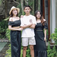 Penampilan Angel dan kedua anaknya itu pun kini terlihat makin bak kakak-adik. Diketahui saat ini Angel sendiri berusia 37 tahun, sementara putri sulungnya berusia 16 tahun, dan putra bungsunya 15 tahun. Foto: Instagram/@realangelkaramoy