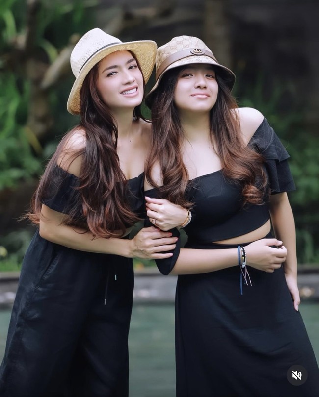Sudah semakin besar kecantikan Lovely pun saingi sang mama. Pasangan ibu dan anak itu juga selalu terlihat kompak bak bestie. Foto: Instagram/@realangelkaramoy