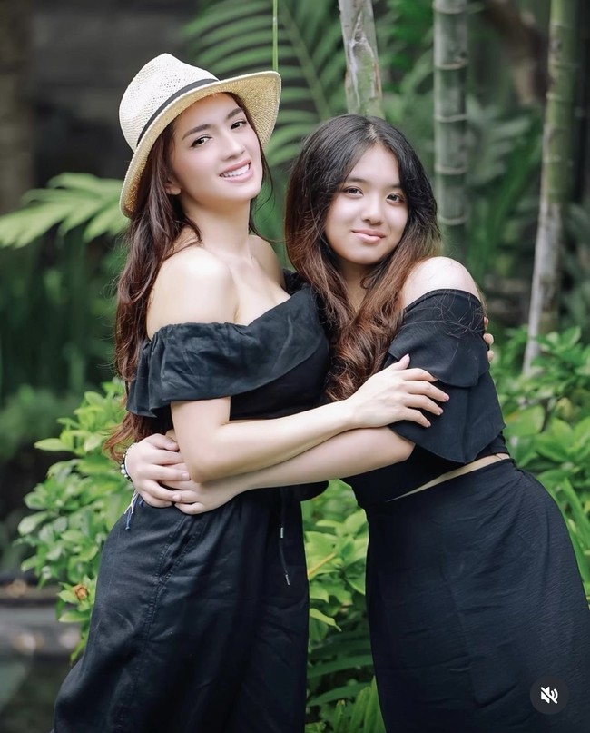 Sama-sama cantik, Lovely juga terlihat memiliki rambut panjang seperti sang mama. Rambut keduanya pun sama-samq diwarnai coklat yang membuatnya semakin mirip. Foto: Instagram/@realangelkaramoy