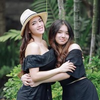 Sama-sama cantik, Lovely juga terlihat memiliki rambut panjang seperti sang mama. Rambut keduanya pun sama-samq diwarnai coklat yang membuatnya semakin mirip. Foto: Instagram/@realangelkaramoy