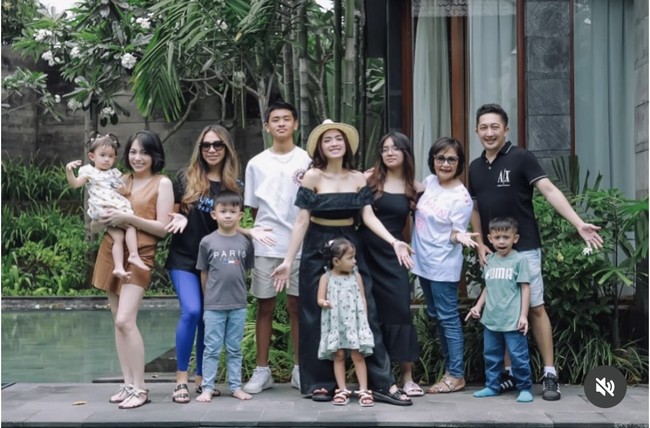 Di sela-sela kesibukannya Angel juga tetap meluangkan waktu untuk berlibur bersama keluarga dan kedua anaknya. Berpose sebelahan, putra bungsu Angel bahkan tingginya kini sudah mengalahkan Angel. Foto: Instagram/@realangelkaramoy