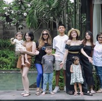 Di sela-sela kesibukannya Angel juga tetap meluangkan waktu untuk berlibur bersama keluarga dan kedua anaknya. Berpose sebelahan, putra bungsu Angel bahkan tingginya kini sudah mengalahkan Angel. Foto: Instagram/@realangelkaramoy