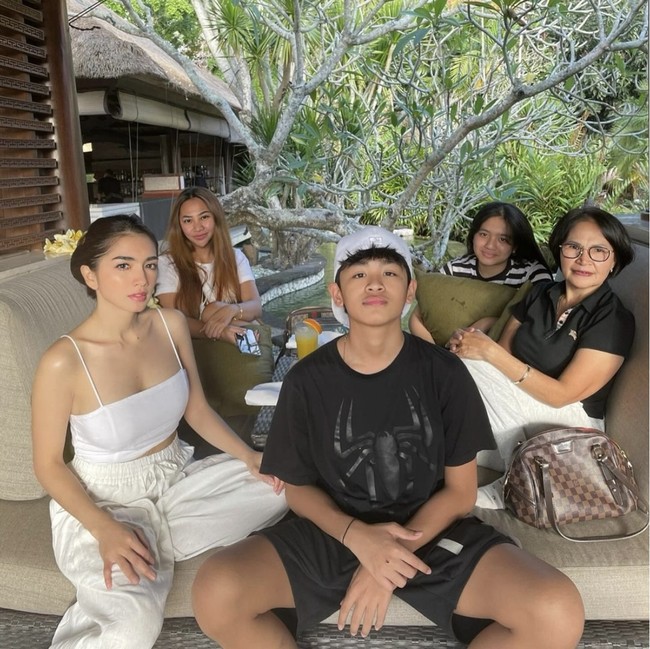 Dengan penampilan Angel yang semakin awet muda sementara anak-anaknya semakin besar, mereka pun jadi terlihat bak kakak-adik alih-alih ibu dan anak. Foto: Instagram/@realangelkaramoy