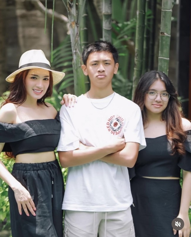 Angel Karamoy diketahui memiliki 2 anak dari pernikahannya dengan mantan suaminya, Steven Rumangkang. Jarang tersorot kamera, kedua anak Angel, Lovely dan Junio kini sudah remaja. Foto: Instagram/@realangelkaramoy