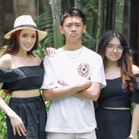 Angel Karamoy diketahui memiliki 2 anak dari pernikahannya dengan mantan suaminya, Steven Rumangkang. Jarang tersorot kamera, kedua anak Angel, Lovely dan Junio kini sudah remaja. Foto: Instagram/@realangelkaramoy