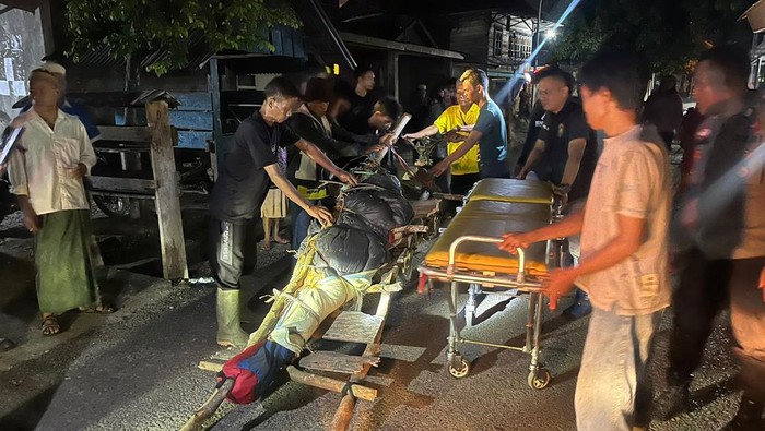 Anggota polisi Polres Lahat melakukan evakuasi terhadap korban yang meninggal di atas Bukit Besar Lahat.