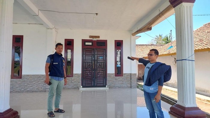 Anggota Polres OKU Timur saat mendatangi rumah oknum kades yang tusuk marbot masjid