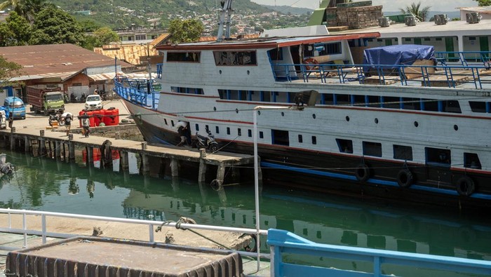 Sejumlah buruh angkut memaggul barang penumpang yang akan bertolak ke Kabupaten Banggai Laut di Pelabuhan Rakyat Luwuk, Banggai, Sulawesi Tengah, Senin (21/8/2023). Kapal laut adalah satu-satunya sarana transportasi utama yang digunakan warga setempat untuk menghubungkan dengan gugusan pulau-pulau di kepulauan Banggai Bersaudara yang mencakup Kabupaten Banggai, Banggai Kepulauan, dan Banggai Laut. ANTARA FOTO/Basri Marzuki/Spt.
