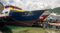 Sejumlah buruh angkut memaggul barang penumpang yang akan bertolak ke Kabupaten Banggai Laut di Pelabuhan Rakyat Luwuk, Banggai, Sulawesi Tengah, Senin (21/8/2023). 