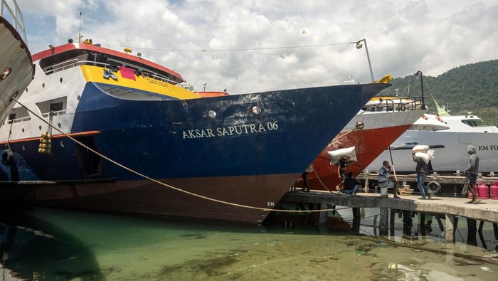 Angkutan laut antarpulau di Banggai Bersaudara Sejumlah buruh angkut memaggul barang penumpang yang akan bertolak ke Kabupaten Banggai Laut di Pelabuhan Rakyat Luwuk, Banggai, Sulawesi Tengah, Senin (21/8/2023). Kapal laut adalah satu-satunya sarana transportasi utama yang digunakan warga setempat untuk menghubungkan dengan gugusan pulau-pulau di kepulauan Banggai Bersaudara yang mencakup Kabupaten Banggai, Banggai Kepulauan, dan Banggai Laut. ANTARA FOTO/Basri Marzuki/Spt.
