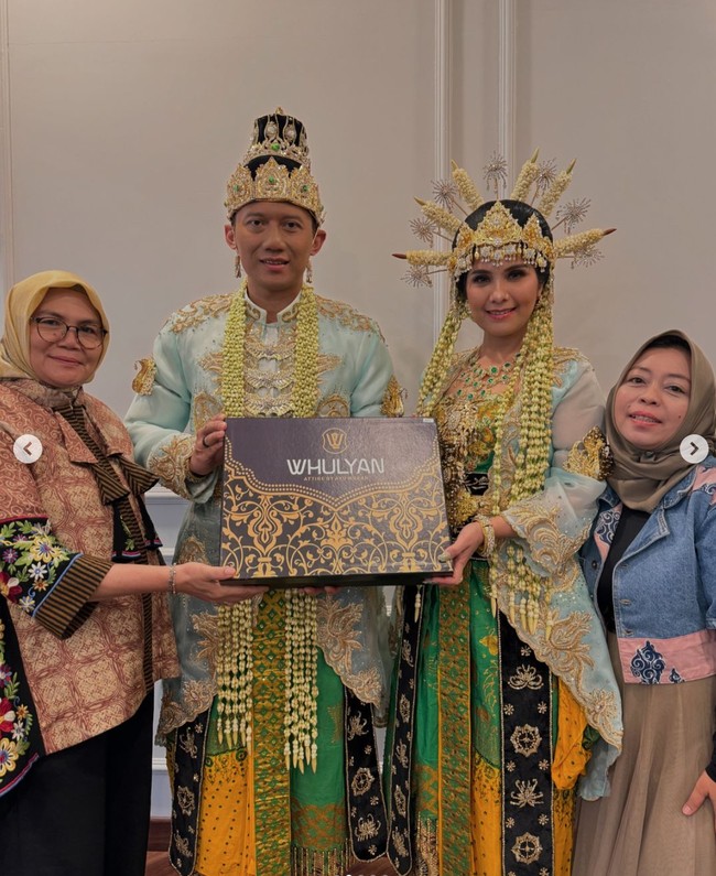 Busana pengantin yang dikenakan Agus dan Annisa merupakan rancangan dari Whulyan. Dalam keterangan unggahannya dijelaskan bahwa busana tersebut ialah baju pengantin yang digunakan oleh putera mahkota kerajaan Majapahit yang ada di Mojokerto. Foto: Instagram/@barry_irawan/@whulyan