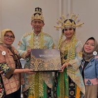 Busana pengantin yang dikenakan Agus dan Annisa merupakan rancangan dari Whulyan. Dalam keterangan unggahannya dijelaskan bahwa busana tersebut ialah baju pengantin yang digunakan oleh putera mahkota kerajaan Majapahit yang ada di Mojokerto. Foto: Instagram/@barry_irawan/@whulyan