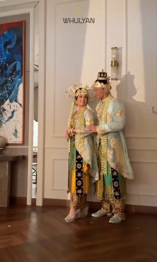 Penampilan Annisa dan Agus juga dilengkapi dengan roncean melati serta hiasan kepala berwarna emas. Bentuk ukiran serta motif bordir busana pengantin tersebut melambangkan keagungan kemegahan kerajaan Majapahit, serta mengisahkan tentang pernikahan Putera Mahkota, calon raja dan ratu masa depan. Foto: Instagram/@barry_irawan/@whulyan