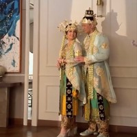 Penampilan Annisa dan Agus juga dilengkapi dengan roncean melati serta hiasan kepala berwarna emas. Bentuk ukiran serta motif bordir busana pengantin tersebut melambangkan keagungan kemegahan kerajaan Majapahit, serta mengisahkan tentang pernikahan Putera Mahkota, calon raja dan ratu masa depan. Foto: Instagram/@barry_irawan/@whulyan