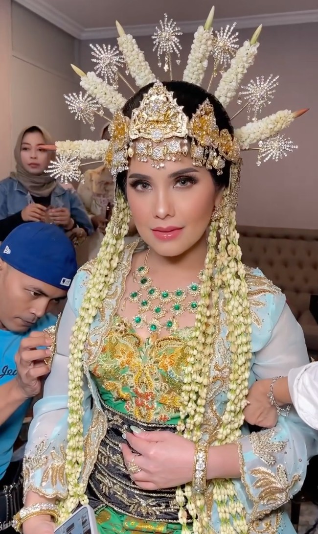 Untuk riasan wajahnya Annisa mempercayakan kepada MUA Barry Irawan. Dengan riasan smokey eye dan lipstik berwarna biru muda, penampilan Annisa kian menawan. Foto: Instagram/@barry_irawan/@whulyan