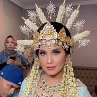 Untuk riasan wajahnya Annisa mempercayakan kepada MUA Barry Irawan. Dengan riasan smokey eye dan lipstik berwarna biru muda, penampilan Annisa kian menawan. Foto: Instagram/@barry_irawan/@whulyan