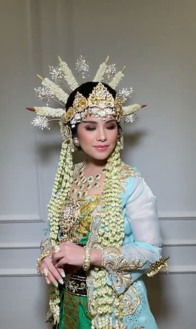 Penampilan istri Menteri Koordinator Bidang Infrastruktur dan Pembangunan Kewilayahan itu banjir pujian netizen. MasyaAllah cantik bgt sampe gak bs berword word lg, komentar salah seorang netizen. Wowwww perfect si, tambah netizen lain. Foto: Instagram/@barry_irawan/@whulyan