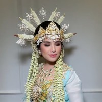 Penampilan istri Menteri Koordinator Bidang Infrastruktur dan Pembangunan Kewilayahan itu banjir pujian netizen. MasyaAllah cantik bgt sampe gak bs berword word lg, komentar salah seorang netizen. Wowwww perfect si, tambah netizen lain. Foto: Instagram/@barry_irawan/@whulyan