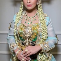 Untuk menyempurnakan penampilannya, Annisa juga terlihat mengenakan berbagai perhiasan pelengkap yang juga berwarna emas, seperti, gelang, cincin, anting, dan kalung. Kalungnya terlihat cantik bertahtakan batu-batu berwarna hijau, senada dengan busana yang dikenakannya. Foto: Instagram/@barry_irawan/@whulyan