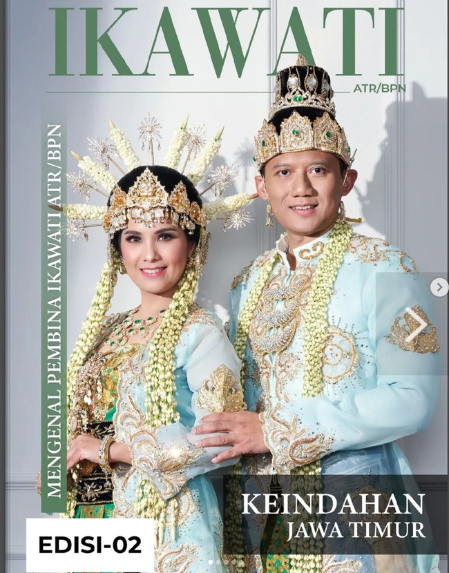 Annisa Pohan dan suaminya, Agus Yudhoyono tampil memukau dalam balutan gaun pengantin adat Mojokerto, Pengantin Sekar Kedaton. Bernuansa biru muda, Annisa dan Agus tampil menawan. Pemotretan tersebut dilakukan untuk IKAWATI, organisasi persatuan karyawan karyawati ATR/BPN. Foto: Instagram/@barry_irawan/@whulyan