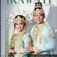 Annisa Pohan dan suaminya, Agus Yudhoyono tampil memukau dalam balutan gaun pengantin adat Mojokerto, Pengantin Sekar Kedaton. Bernuansa biru muda, Annisa dan Agus tampil menawan. Pemotretan tersebut dilakukan untuk IKAWATI, organisasi persatuan karyawan karyawati ATR/BPN. Foto: Instagram/@barry_irawan/@whulyan