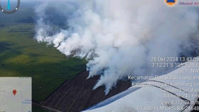 Asap tebal membumbung di lokasi Karhutla Pangkalan Lampam.