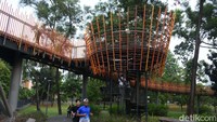 Di lintasan jogging yang mengelilingi taman, pengunjung dapat berolahraga ringan atau jogging sambil menikmati udara segar yang jarang ditemui di perkotaan.