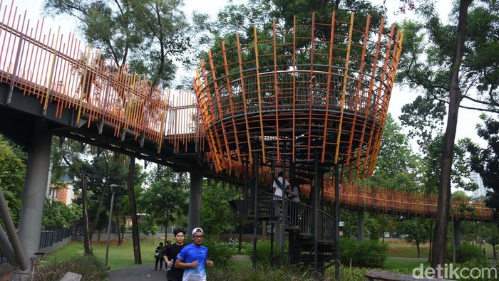 Kawasan Tebet Eco Park di Jakarta Selatan menjadi destinasi favorit warga untuk bersantai dan berolahraga setiap hari. Dengan akses gratis, taman ini ramai dikunjungi masyarakat.